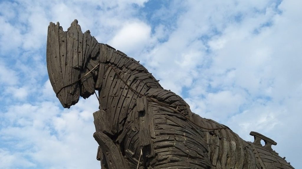 Antipoema Mulo de Troya – Daniel Olivares Viniegra